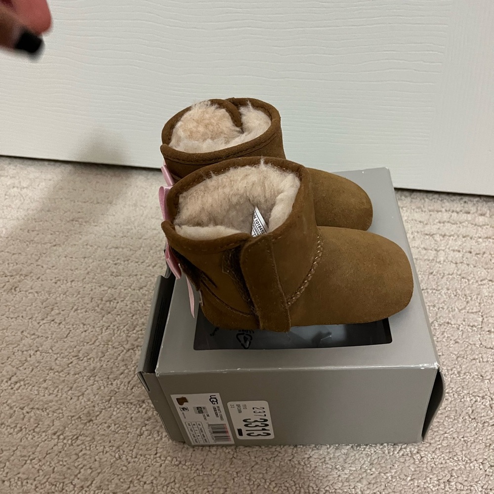 Toddler girl tan ugg boot with pink bow size 2/3